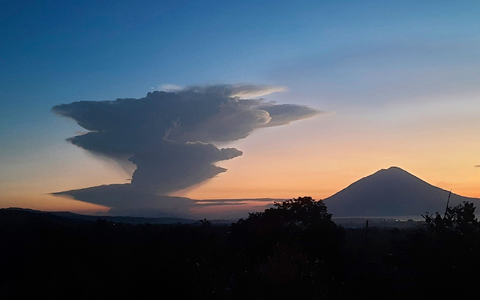 Immer wieder kommt es an dem Feuerberg zu Eruptionen, die Einwohner und auch Touristen in Schrecken versetzen. (Archivbild) - Foto: Andre Kriting/AP/dpa