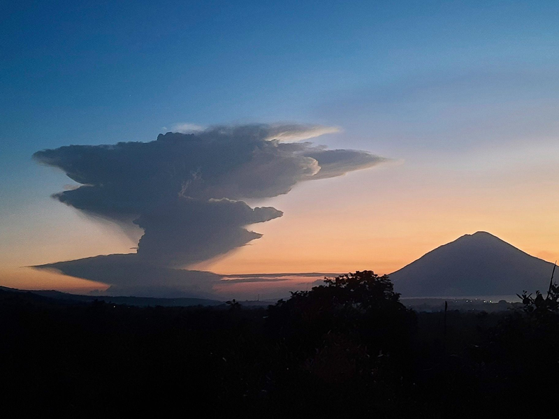 Immer wieder kommt es an dem Feuerberg zu Eruptionen, die Einwohner und auch Touristen in Schrecken versetzen. (Archivbild) - Foto: Andre Kriting/AP/dpa