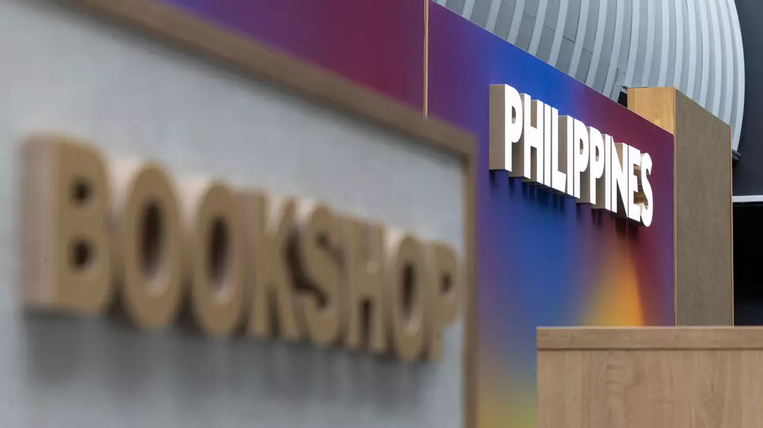 Auf der Buchmesse sind philippinische Autorinnen und Autoren live zu erleben. - Bild: Hannes P. Albert/dpa
