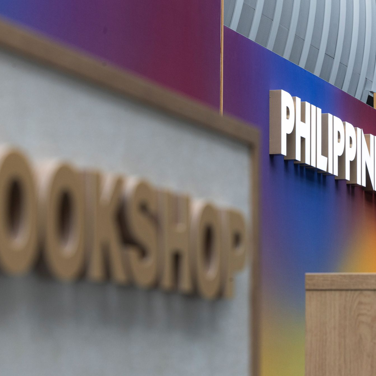 Auf der Buchmesse sind philippinische Autorinnen und Autoren live zu erleben. - Foto: Hannes P. Albert/dpa