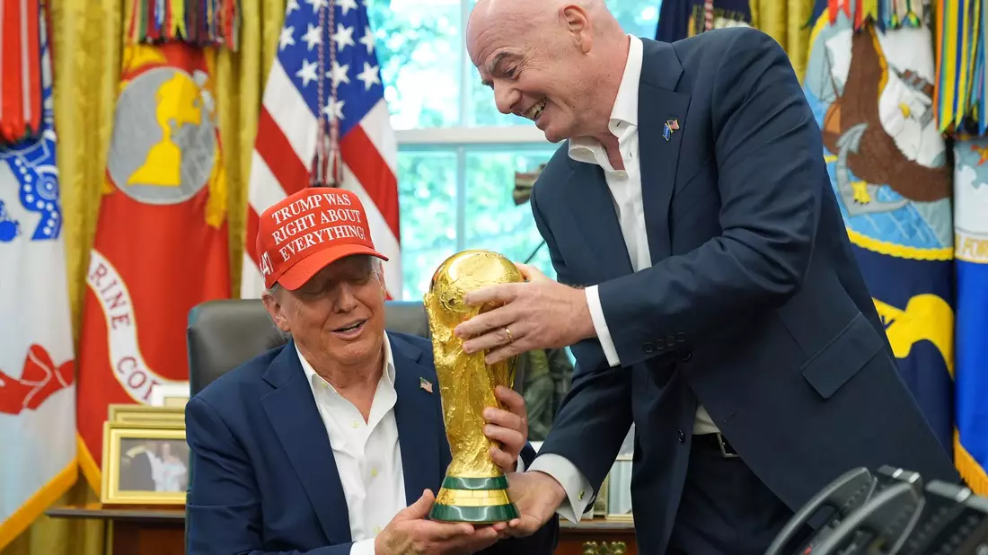 US-Präsident Donald Trump hat einen engen Draht zu FIFA-Chef Infantino. (Archivbild) - Bild: Jacquelyn Martin/AP/dpa
