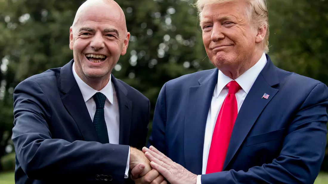 Selbst bei Trumps jüngstem Nahost-Gipfel in Ägypten war Infantino dabei. (Archivbild) - Bild: Andrew Harnik/AP/dpa