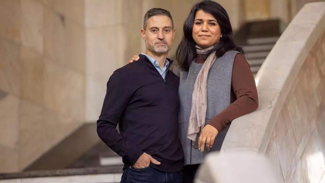 Saba-Nur Cheema und Meron Mendel sind ein außergewöhnliches Ehepaar: Sie, eine Politologin und Expertin für Antisemitismus und Islamfeindlichkeit, ist Muslimin mit pakistanischen Wurzeln. Er, Professor und Direktor der Bildungsstätte Anne Frank in Frankfurt am Main, ist ein in Tel Aviv geborener Jude.  - Bild: Helmut Fricke/dpa
