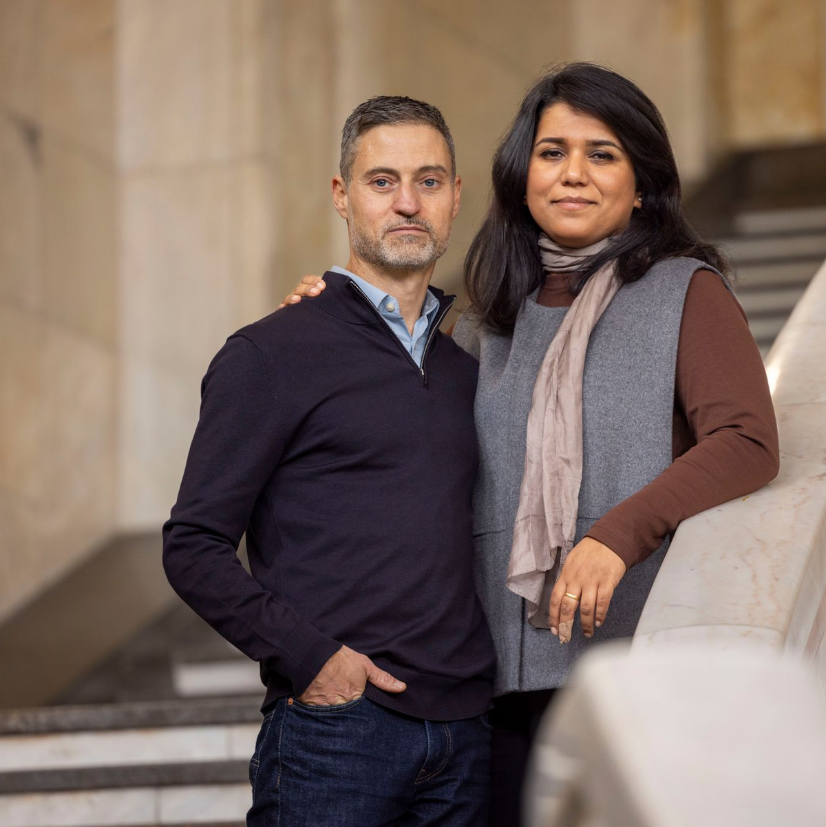 Saba-Nur Cheema und Meron Mendel sind ein außergewöhnliches Ehepaar: Sie, eine Politologin und Expertin für Antisemitismus und Islamfeindlichkeit, ist Muslimin mit pakistanischen Wurzeln. Er, Professor und Direktor der Bildungsstätte Anne Frank in Frankfurt am Main, ist ein in Tel Aviv geborener Jude.  - Foto: Helmut Fricke/dpa