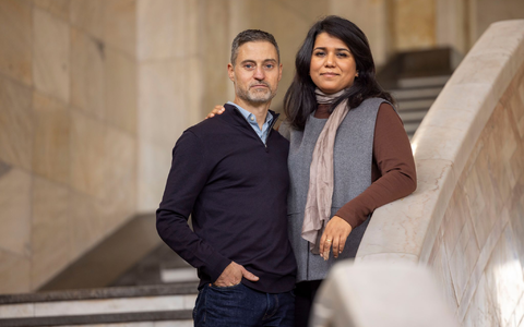 Saba-Nur Cheema und Meron Mendel sind ein außergewöhnliches Ehepaar: Sie, eine Politologin und Expertin für Antisemitismus und Islamfeindlichkeit, ist Muslimin mit pakistanischen Wurzeln. Er, Professor und Direktor der Bildungsstätte Anne Frank in Frankfurt am Main, ist ein in Tel Aviv geborener Jude.  - Foto: Helmut Fricke/dpa
