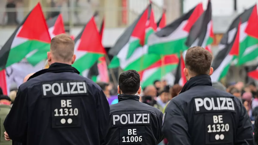 Propalästinensische Demonstranten kritisieren vielfach, dass in Deutschland ihre Meinungsfreiheit eingeschränkt sei, weil immer wieder Demonstrationen aufgelöst würden- (Archivbild)  - Bild: Sebastian Gollnow/dpa