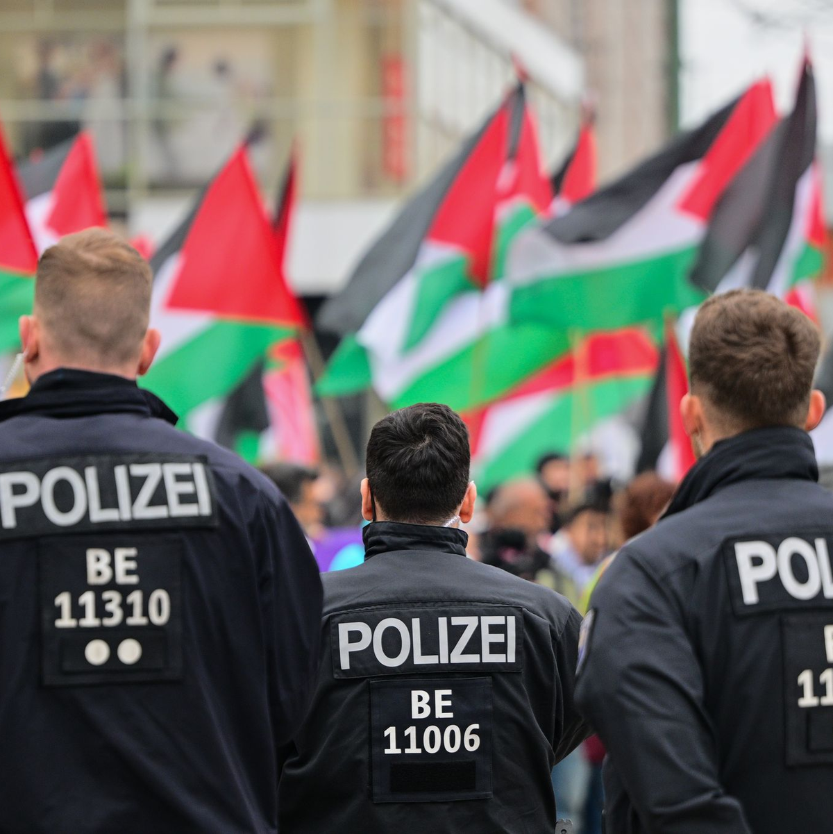 Propalästinensische Demonstranten kritisieren vielfach, dass in Deutschland ihre Meinungsfreiheit eingeschränkt sei, weil immer wieder Demonstrationen aufgelöst würden- (Archivbild)  - Foto: Sebastian Gollnow/dpa