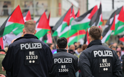 Propalästinensische Demonstranten kritisieren vielfach, dass in Deutschland ihre Meinungsfreiheit eingeschränkt sei, weil immer wieder Demonstrationen aufgelöst würden- (Archivbild)  - Foto: Sebastian Gollnow/dpa