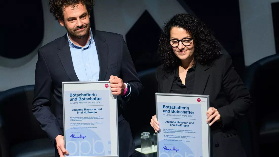 Für den Podcaster Shai Hoffmann hat sich in Deutschland eine Art «politische Fußball-Mentalität» ausgebreitet: Man müsse sich klar dem Israel- oder dem Palästina-Lager zuordnen. (Archivbild) - Bild: Bernd von Jutrczenka/dpa