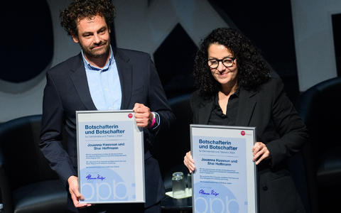 Für den Podcaster Shai Hoffmann hat sich in Deutschland eine Art «politische Fußball-Mentalität» ausgebreitet: Man müsse sich klar dem Israel- oder dem Palästina-Lager zuordnen. (Archivbild) - Foto: Bernd von Jutrczenka/dpa