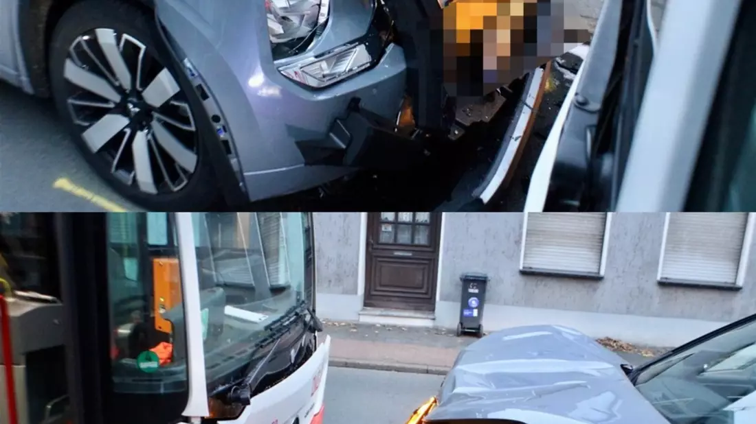 POL-DU: Alt-Homberg: Auto kollidiert mit Linienbus - Bild: presseportal.de