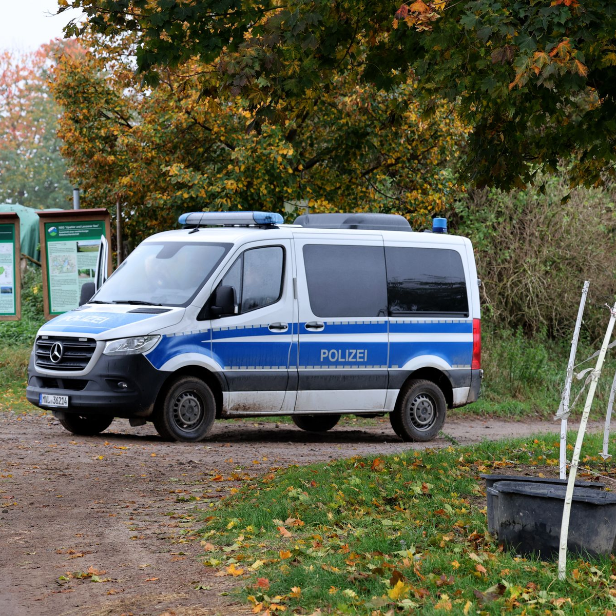 Die Mitglieder des ETSV Güstrow erinnerten mit einem Trikot an den getöteten Jungen. - Foto: Bernd Wüstneck/dpa