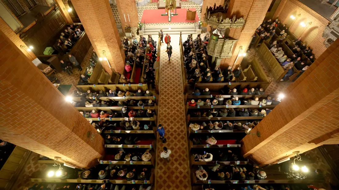 Hunderte nahmen in Güstrow bei einem Trauergottesdienst Anteil am Schicksals eines Kindes, dessen Leiche in einem Wald südwestlich der Stadt gefunden wurde. Vermutlich ist es der achtjährige Fabian aus Güstrow.    - Bild: Bernd Wüstneck/dpa