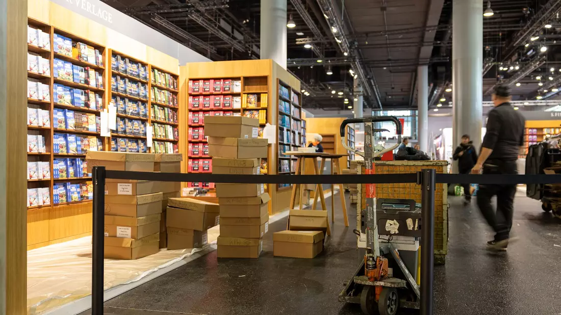 Ausgerechnet zum Start der Frankfurter Buchmesse sind haben die Verlage Probleme, erfolgreiche Bücher nachzudrucken.  - Bild: Hannes P. Albert/dpa
