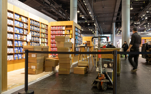 Ausgerechnet zum Start der Frankfurter Buchmesse sind haben die Verlage Probleme, erfolgreiche Bücher nachzudrucken.  - Foto: Hannes P. Albert/dpa