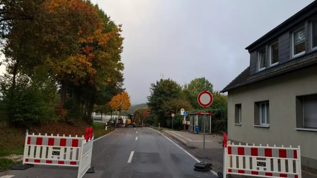 POL-OS: Bissendorf: Rollerfahrer stürzt nach manipulierten Baustellenabsperrungen in Asphaltloch - Bild: presseportal.de