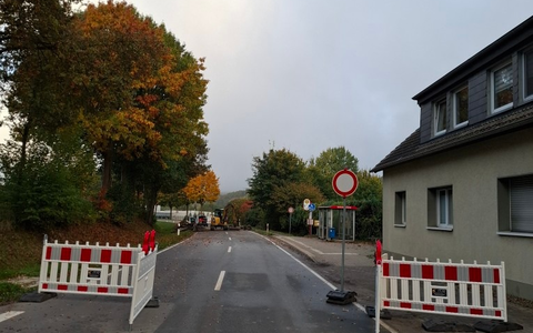 POL-OS: Bissendorf: Rollerfahrer stürzt nach manipulierten Baustellenabsperrungen in Asphaltloch - Foto: presseportal.de