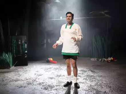 Mesut Özil als Bühnenfigur: Die Geschichte des Fußball-Weltmeisters wird in Bremen als Theaterstück aufgeführt. - Foto: Sina Schuldt/dpa