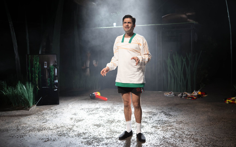 Mesut Özil als Bühnenfigur: Die Geschichte des Fußball-Weltmeisters wird in Bremen als Theaterstück aufgeführt. - Foto: Sina Schuldt/dpa Mesut Özil als Bühnenfigur: Die Geschichte des Fußball-Weltmeisters wird in Bremen als Theaterstück aufgeführt. - Foto: Sina Schuldt/dpa