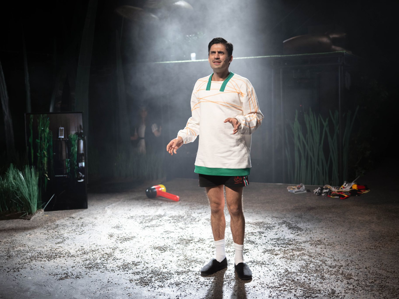 Mesut Özil als Bühnenfigur: Die Geschichte des Fußball-Weltmeisters wird in Bremen als Theaterstück aufgeführt. - Foto: Sina Schuldt/dpa