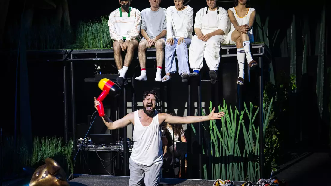 Die Geschichte von Mesut Özil wird in Bremen als Theaterstück aufgeführt. - Bild: Sina Schuldt/dpa