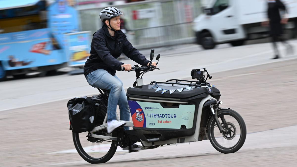 Freunde und Familie erwarteten Lennart Schaefer am Ziel.  - Foto: Arne Dedert/dpa