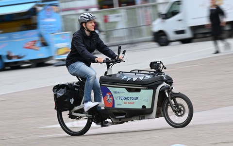 Freunde und Familie erwarteten Lennart Schaefer am Ziel.  - Foto: Arne Dedert/dpa