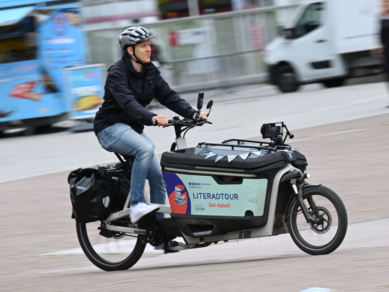 Freunde und Familie erwarteten Lennart Schaefer am Ziel.  - Foto: Arne Dedert/dpa