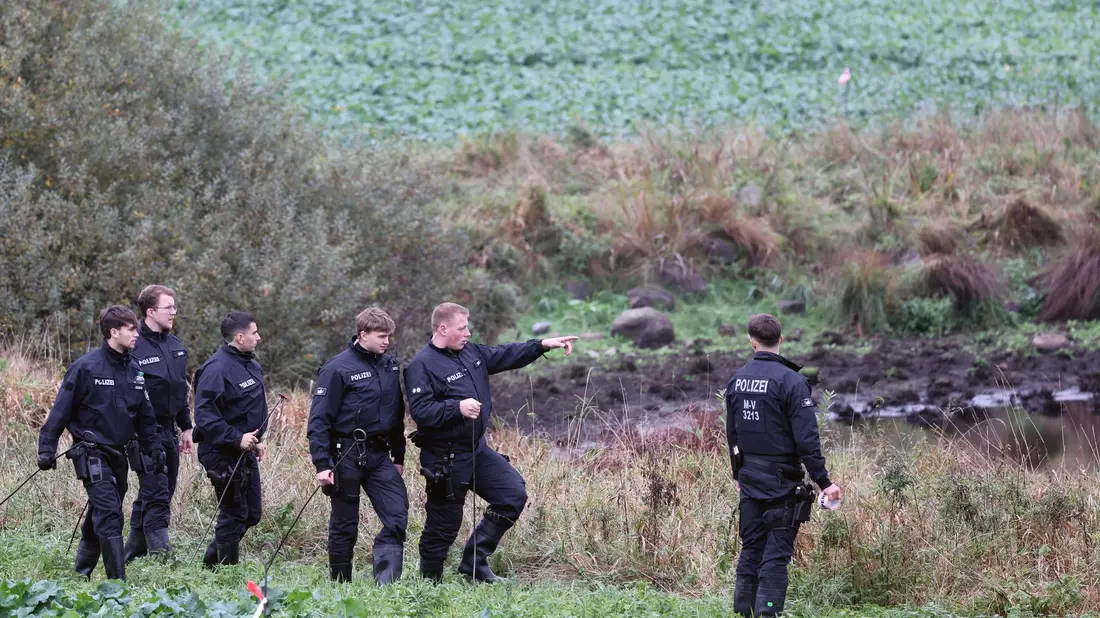 Am Mittwoch hatten Polizisten vor allem das Umfeld eines Tümpels penibel abgesucht. - Bild: Bernd Wüstneck/dpa