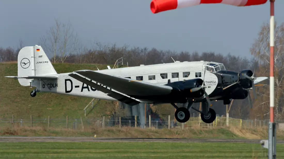 Das «fliegende Denkmal» Ju 52 ist reif fürs Museum. (Archivbild) - Bild: Bernd Wüstneck/dpa