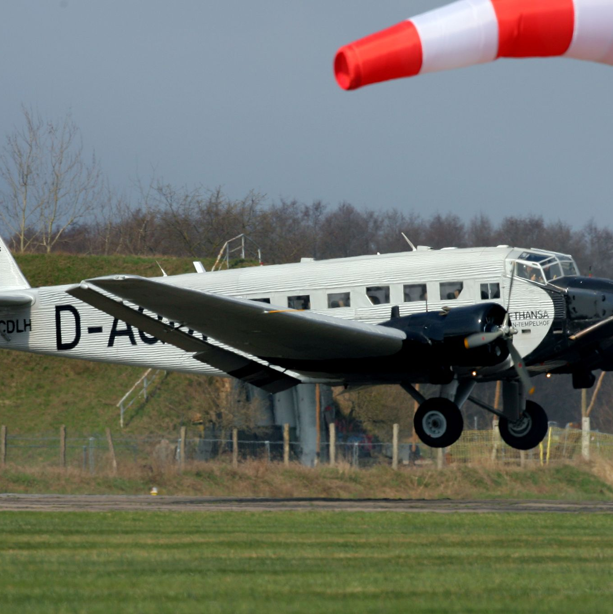 Das «fliegende Denkmal» Ju 52 ist reif fürs Museum. (Archivbild) - Foto: Bernd Wüstneck/dpa