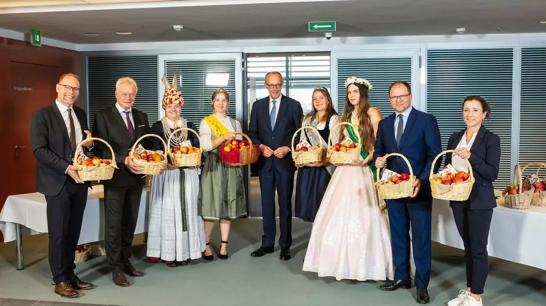 Heute regiert der Apfel: Traditionelles Apfelkabinett im Bundeskanzleramt / Apfelköniginnen aus den heimischen Anbaugebieten versorgten heute die Regierungszentrale mit knackig-frischen Äpfeln - Bild: presseportal.de