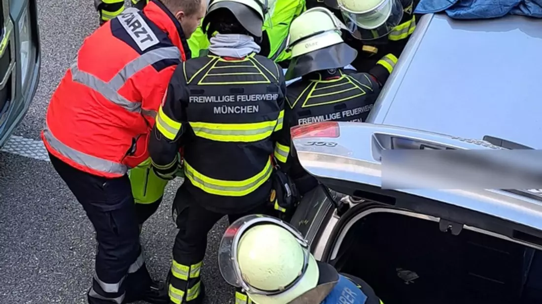 FW-M: Pkw kurz nach Tunnel quergestellt (Allach) - Bild: presseportal.de