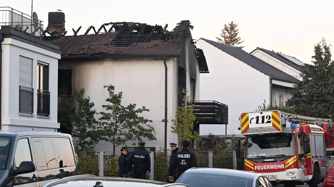 Das Haus konnte erst betreten werden, nachdem Sprengfallen unschädlich gemacht worden waren. In dem Zusammenhang wurde das Oktoberfest zeitweise gesperrt, nachdem ein bedrohliches Schreiben des Tatverdächtigen aufgetaucht war. (Archivbild) - Bild: Felix Hörhager/dpa