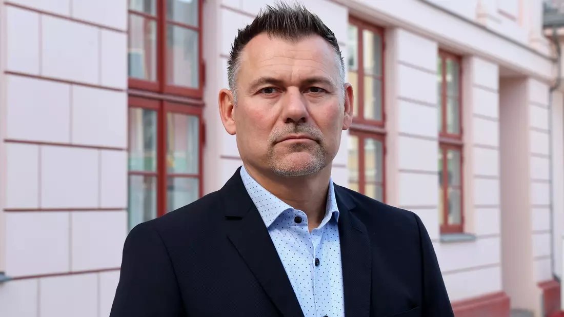 Der Güstrower Bürgermeister Sascha Zimmermann (FDP) hofft nach dem Fund einer Kinderleiche auf zeitnahe Ermittlungsergebnisse. - Bild: Bernd Wüstneck/dpa