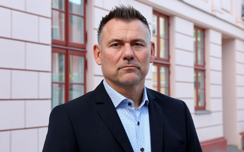 Der Güstrower Bürgermeister Sascha Zimmermann (FDP) hofft nach dem Fund einer Kinderleiche auf zeitnahe Ermittlungsergebnisse. - Foto: Bernd Wüstneck/dpa