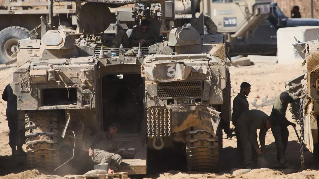 Israelische Soldaten an der Grenze zum Gazastreifen. (Archivbild) - Bild: Ariel Schalit/AP/dpa