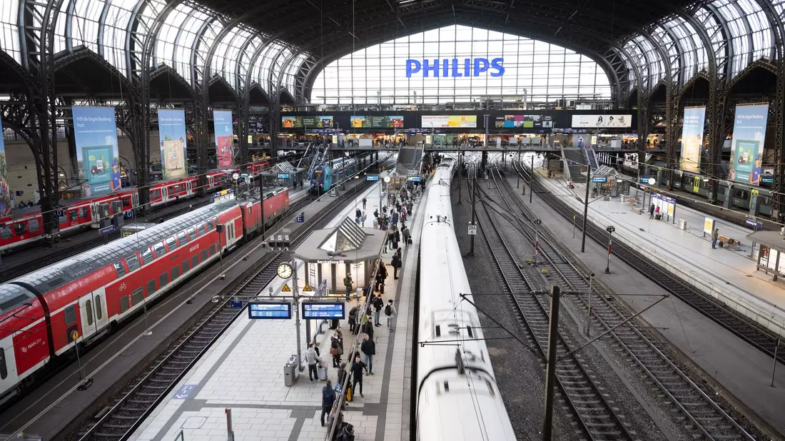 Der Zugverkehr ist am Hauptbahnhof stark eingeschränkt. (Archivbild) - Bild: Daniel Reinhardt/dpa