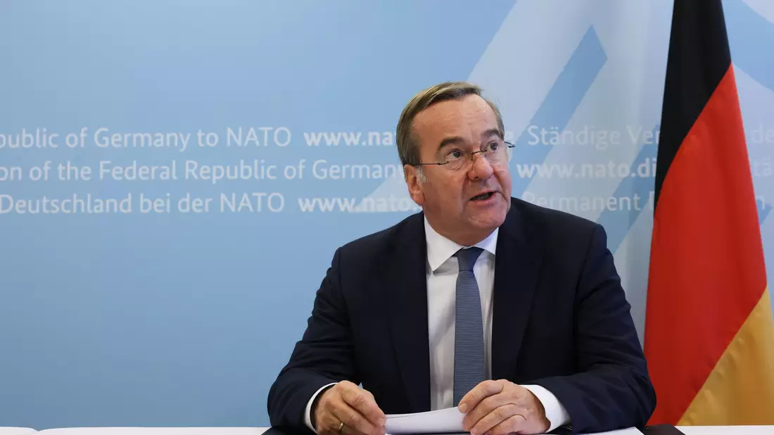 Nach seinem Treffen mit Amtskollegen aus anderen Ländern kam es laut Pentagon-Sprecher zu dem Vorfall in der Luft.  - Bild: Omar Havana/AP/dpa