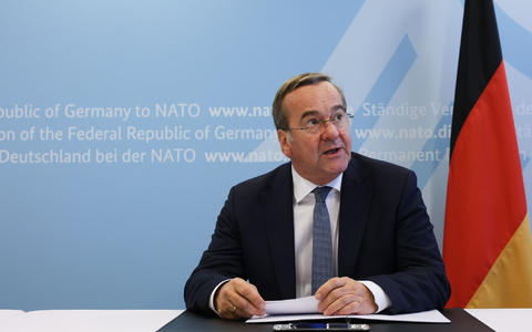 Nach seinem Treffen mit Amtskollegen aus anderen Ländern kam es laut Pentagon-Sprecher zu dem Vorfall in der Luft.  - Foto: Omar Havana/AP/dpa