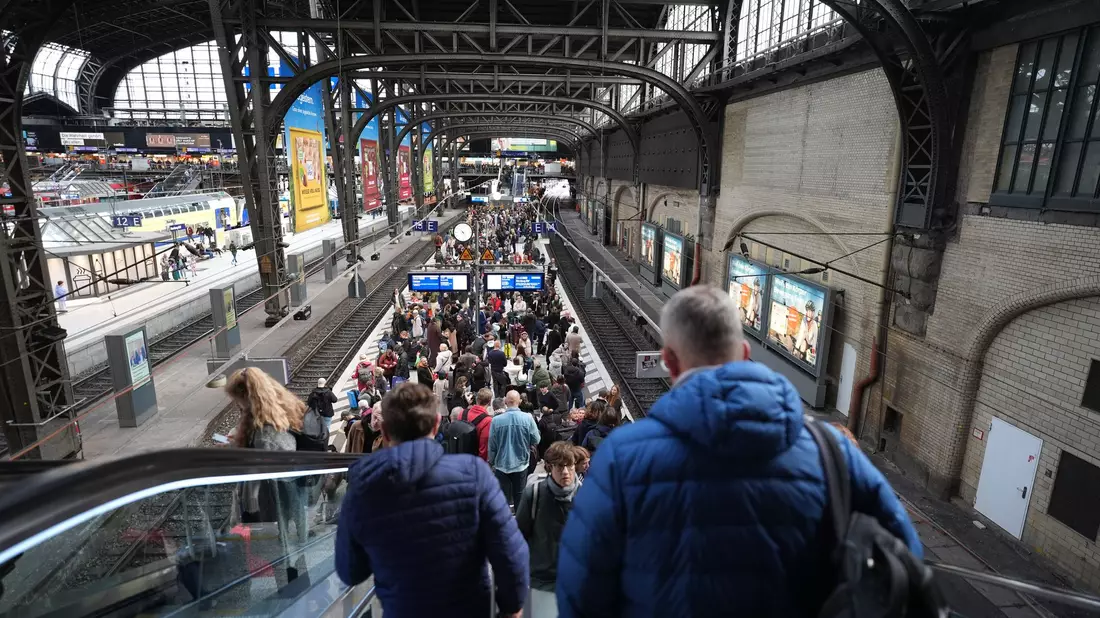 Jeden Tag fahren hunderte Züge am Hamburger Hauptbahnhof - Bild: Marcus Brandt/dpa