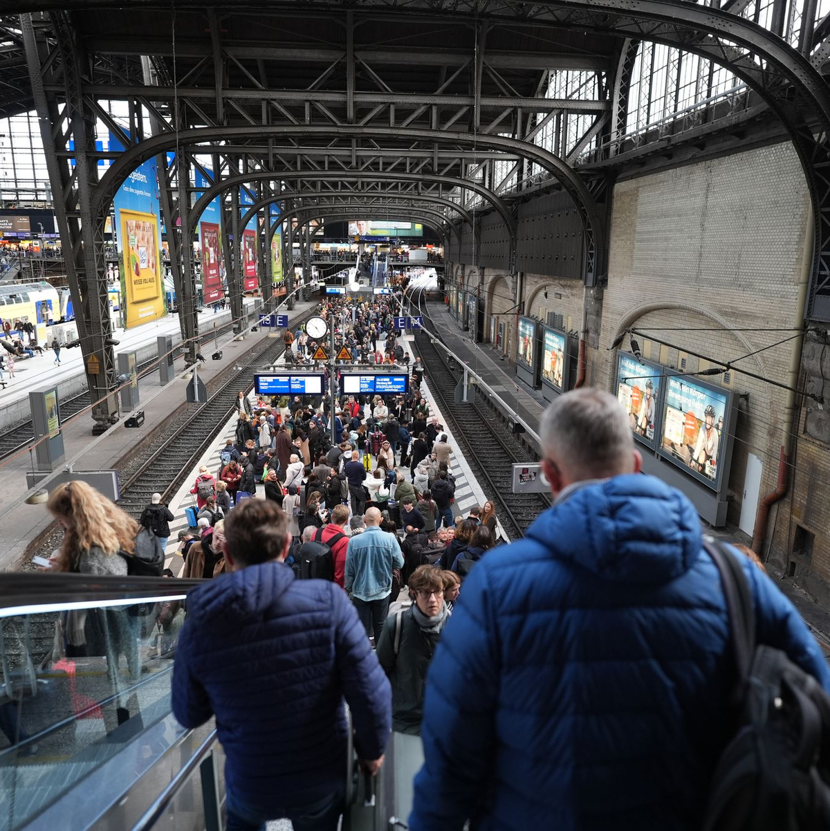 Jeden Tag fahren hunderte Züge am Hamburger Hauptbahnhof. - Foto: Marcus Brandt/dpa