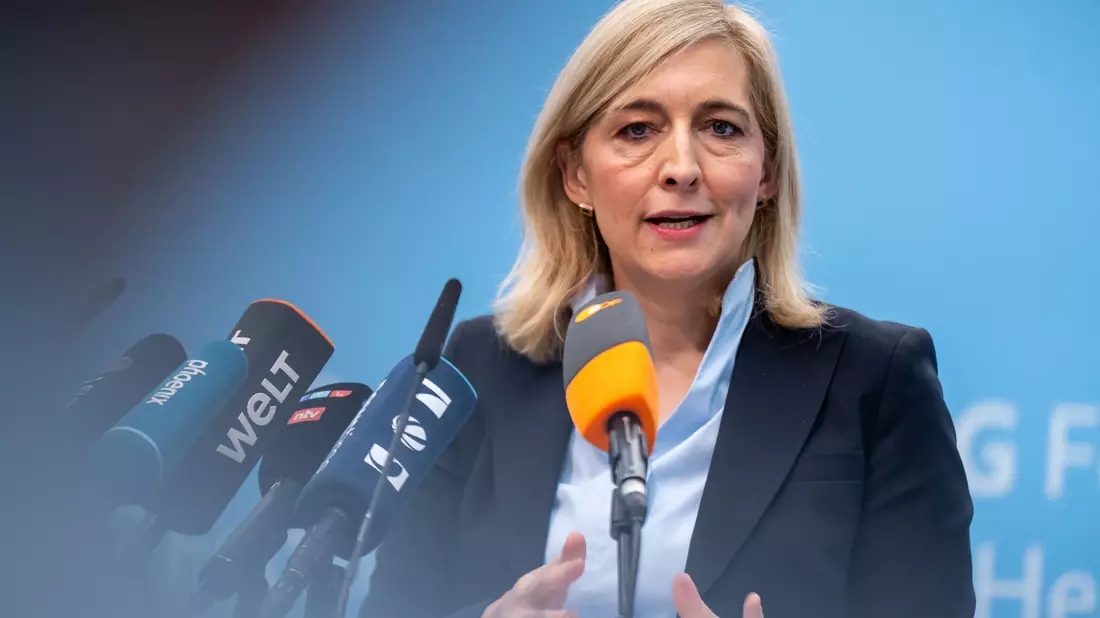 Nach Plänen von Ministerin Warken sollen die Beiträge stabil bleiben können.  - Bild: Michael Kappeler/dpa