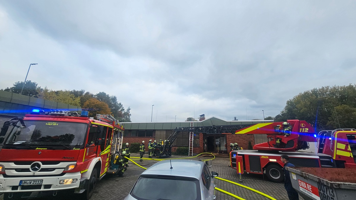 FW-WRN: Gemeldeter Dachstuhlbrand am Südring - Foto: presseportal.de