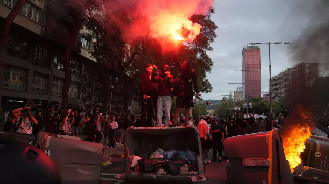 Vereinzelt kam es in Barcelona bei einer Demonstration gegen Israels militärisches Vorgehen im Gazastreifen zu Gewalt.  - Bild: David Zorrakino/EUROPA PRESS/dpa