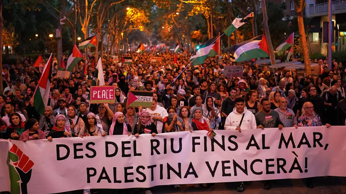 Medienberichten zufolge beteiligten sich in Spanien vor allem Studenten an den Protesten gegen Israel und Solidaritätskundgebungen für Palästinenser. - Bild: Bernat Armangue/AP/dpa