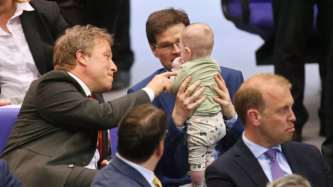 Sebastian Steineke und Johannes Rothenberger mit Baby (Archiv) - Bild: über dts Nachrichtenagentur