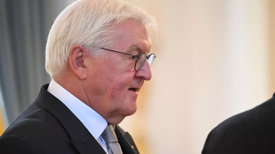 Steinmeier betrachtet das vorgeschlagene Losverfahren mit mit Skepsis. (Archivbild) - Bild: Niklas Graeber/dpa