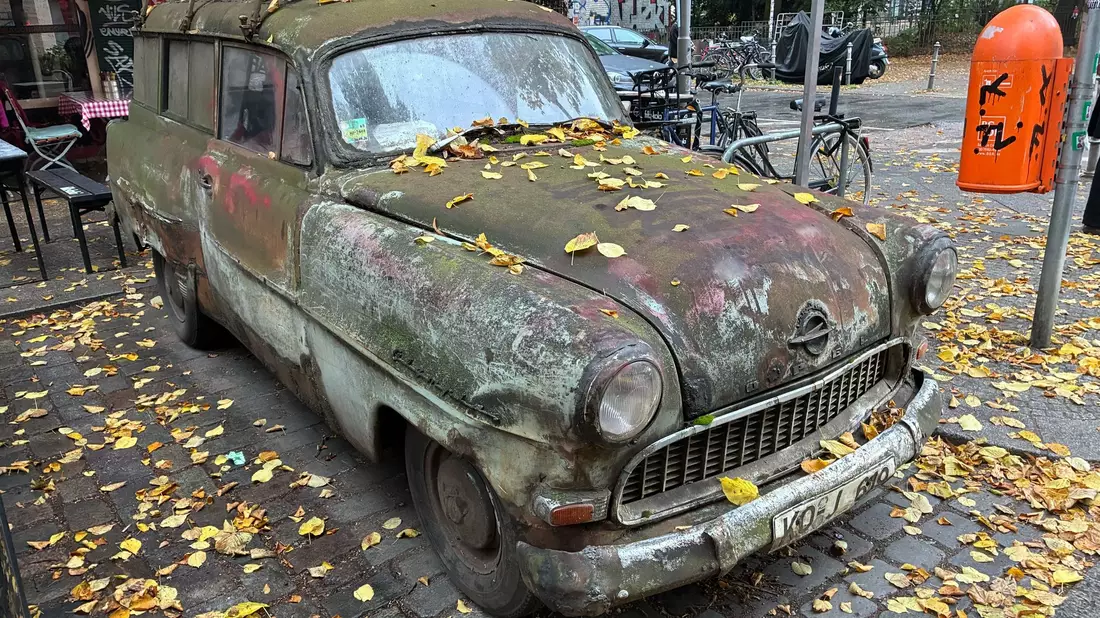 Der Oldtimer musste umparken, weil Parkplätze im Kiez schwinden. Sein neuer Standort ist fast gegenüber vom alten. - Bild: Caroline Bock/dpa