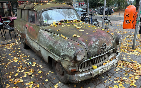Der Oldtimer musste umparken, weil Parkplätze im Kiez schwinden. Sein neuer Standort ist fast gegenüber vom alten. - Foto: Caroline Bock/dpa Der Oldtimer musste umparken, weil Parkplätze im Kiez schwinden. Sein neuer Standort ist fast gegenüber vom alten. - Foto: Caroline Bock/dpa